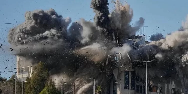 Israël frappe Beyrouth et promet d’occuper le sud du Liban après la guerre 1 - Le Progrès Egyptien De la fumée s'élève après qu'une frappe aérienne israélienne ait touché un bâtiment près de la route de l'aéroport à Beyrouth, au Liban, mardi 31 mars 2026.