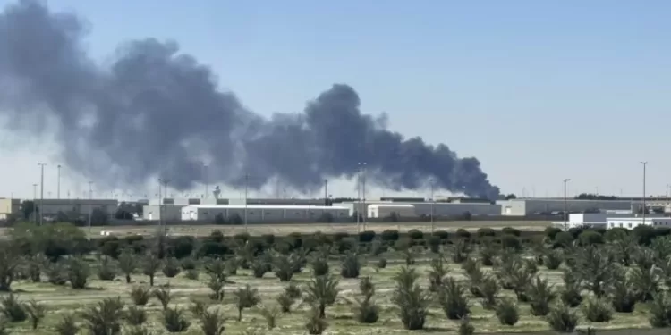 De la fumée s'élève de l'aéroport international du Koweit après une attaque de drones iranienne, le 1er avril 2026. (AFP)