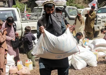 Après des semaines coupés du monde par la guerre, des Afghans reçoivent une aide d’urgence