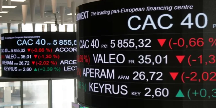 Des informations sur le cours des actions d'une société sont affichées sur des écrans au siège d'Euronext dans le quartier d'affaires et financier de La Défense à Courbevoie près de Paris, en France, le 21 novembre 2019. REUTERS/Charles Platiau