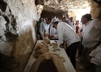 Inspection des travaux de fouilles archéologiques sur la rive ouest de Louxor