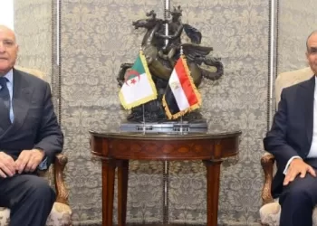 Le ministre des Affaires étrangères reçoit son homologue algérien au Caire
