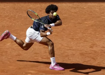 Tennis: à deux semaines de Roland-Garros, la douche romaine pour Fils