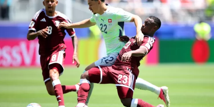 Mondial-2026: la Suisse rate ses débuts en concédant le nul face au Qatar 1 - Le Progrès Egyptien SANTA CLARA, CALIFORNIA - JUNE 13: Fabian Rieder #22 of Switzerland is challenged by Assim Madibo #23 of Qatar during the FIFA World Cup 2026 Group B match between Qatar and Switzerland at San Francisco Bay Area Stadium on June 13, 2026 in Santa Clara, California. Alex Grimm/Getty Images/AFP (Photo by ALEX GRIMM / GETTY IMAGES NORTH AMERICA / Getty Images via AFP)