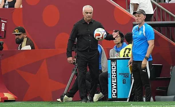 Darren Bazeley loue les qualités de Mohamed Salah 1 - Le Progrès Egyptien VANCOUVER, CANADA - JUNE 21: Head coach of New Zealand Darren Bazeley, throws the ball during the 2026 FIFA World Cup Group G match between New Zealand and Egypt at BC Place Stadium in Vancouver, Canada, on June 21, 2026. (Photo by Ercin Erturk/Anadolu via Getty Images)