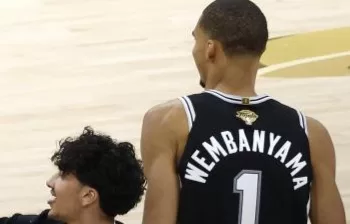 Finale NBA: un fan entré sur le parquet pour un selfie avec Wenbanyama banni à vie