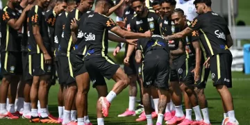 Neymar fêté par ses coéquipiers pour son premier entraînement officiel