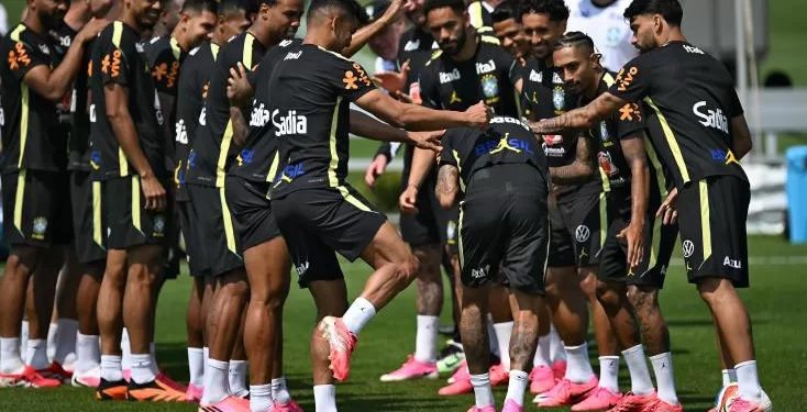 Neymar fêté par ses coéquipiers pour son premier entraînement officiel 2 - Le Progrès Egyptien Neymar fêté par ses coéquipiers pour son premier entraînement officiel 1 - Le Progrès Egyptien