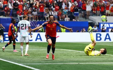 Coupe du monde 2026: L’Espagne s’en sort bien face à la Belgique et défiera la France en demi-finale 1 - Le Progrès Egyptien Soccer Football - FIFA World Cup 2026 - Quarter Final - Spain v Belgium - Los Angeles Stadium, Inglewood, California, U.S. - July 10, 2026 Spain's Mikel Merino celebrates scoring their second goal REUTERS/Kai Pfaffenbach