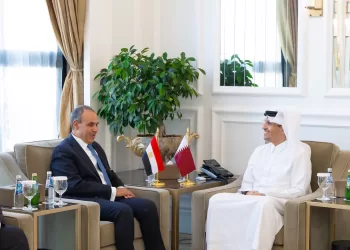 Le ministre des Affaires étrangères rencontre son homologue qatari à Doha