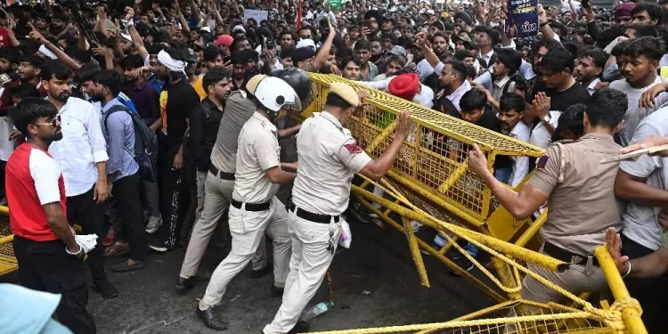 Inde : Une marche contre les fraudes aux examens dispersée par la police 2 - Le Progrès Egyptien Inde : Une marche contre les fraudes aux examens dispersée par la police 1 - Le Progrès Egyptien