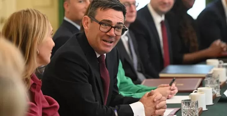 Royaume-Uni: Andy Burnham annonce la suppression de la TVA sur l'électricité 1 - Le Progrès Egyptien Le PM britannique Andy Burnham s'exprime lors d'une réunion du cabinet à Downing Street, à Londres, le 21 juillet 2026.