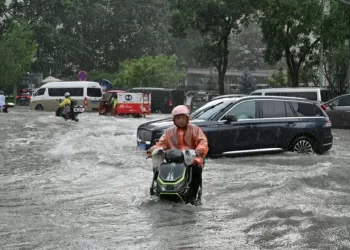 Inondations en Chine : les secours en quête de sinistrés, un super-typhon menace