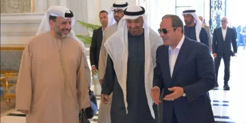 Le président Abdel Fattah al-Sissi raccompagne le cheikh Mohammed ben Zayed Al Nahyane à l’issue de sa visite en Égypte