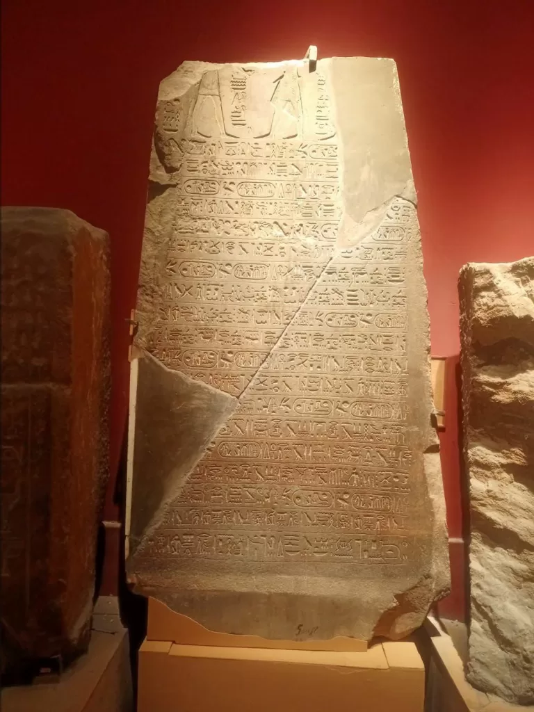 Restauration d'une stèle du roi Ramsès II achevée au Musée égyptien de Tahrir 4 - Le Progrès Egyptien Restauration d'une stèle du roi Ramsès II achevée au Musée égyptien de Tahrir 3 - Le Progrès Egyptien