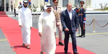Égypte : Le président Abdel Fattah Al-Sissi raccompagne le roi Hamad ben Issa Al Khalifa à l’aéroport d’El Alamein