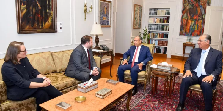 Le ministre des Affaires étrangères reçoit le ministre d'État britannique pour le Moyen-Orient 2 - Le Progrès Egyptien Le ministre des Affaires étrangères reçoit le ministre d'État britannique pour le Moyen-Orient 1 - Le Progrès Egyptien