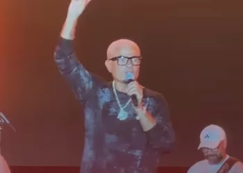 «Avez-vous écouté le nouvel album?», Amr Diab s’adresse à ses fans en ouverture du concert «Yalla Sahel »