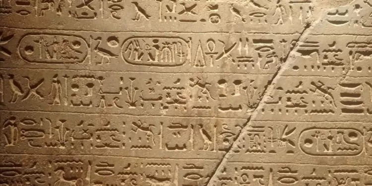 Restauration d'une stèle du roi Ramsès II achevée au Musée égyptien de Tahrir 2 - Le Progrès Egyptien Restauration d'une stèle du roi Ramsès II achevée au Musée égyptien de Tahrir 1 - Le Progrès Egyptien