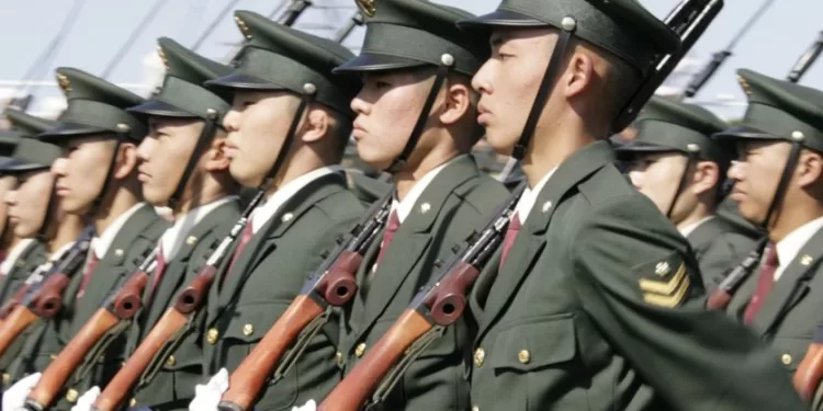 Pour le Japon, il devient "urgent" de renforcer son armée 1 - Le Progrès Egyptien Japanese Army soldiers march during the annual military parade at the Ground Self Defence Force's Asaka training ground, suburban Tokyo 28 October 2007. Japanese Prime Minister Yasuo Fukuda urged Japanese troops to stay disciplined after a series of Defence Ministry scandals embarrassed him amid a desperate bid to extend a controversial naval mission. AFP PHOTO / Yoshikazu TSUNO / AFP