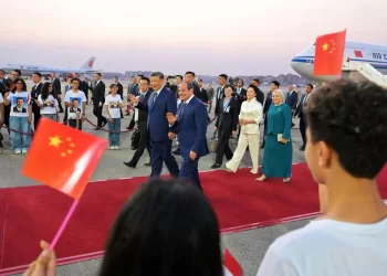 Le président Al-Sissi accueille le président chinois Xi Jinping à son arrivée au Caire