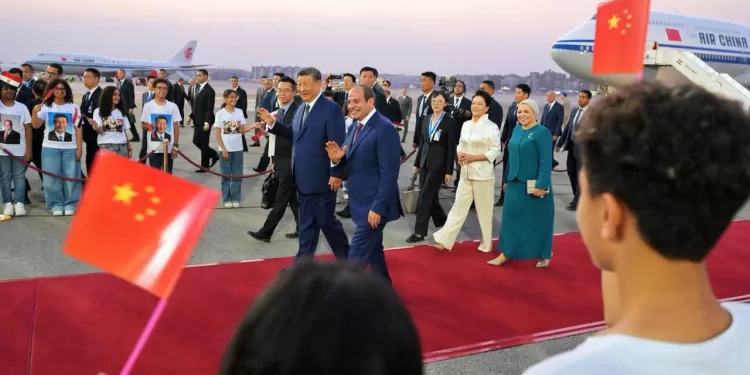 Le président Al-Sissi accueille le président chinois Xi Jinping à son arrivée au Caire 2 - Le Progrès Egyptien Le président Al-Sissi accueille le président chinois Xi Jinping à son arrivée au Caire 1 - Le Progrès Egyptien