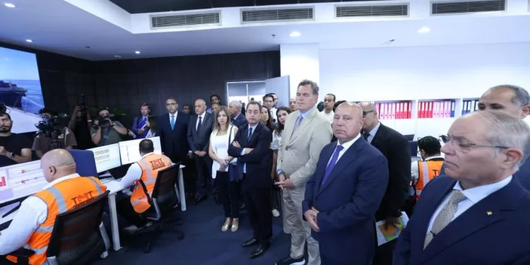 Le ministre des Transports et son homologue français inspectent le terminal multifonction Tahya Misr au port d'Alexandrie 2 - Le Progrès Egyptien Le ministre des Transports et son homologue français inspectent le terminal multifonction Tahya Misr au port d'Alexandrie 1 - Le Progrès Egyptien
