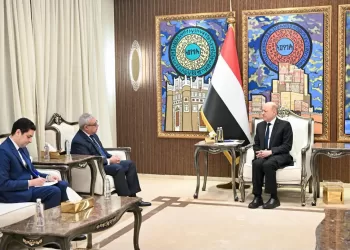 L’ambassadeur d’Égypte au Yémen rencontre le président du Conseil de direction présidentiel yéménite