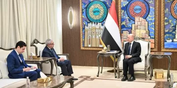 L’ambassadeur d’Égypte au Yémen rencontre le président du Conseil de direction présidentiel yéménite