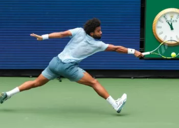 Tennis: le N.1 français Arthur Fils battu dès le 1er tour de l'US Open par Stefanos Tsitsipas 4 - Le Progrès Egyptien Tennis: le N.1 français Arthur Fils battu dès le 1er tour de l’US Open par Stefanos Tsitsipas
