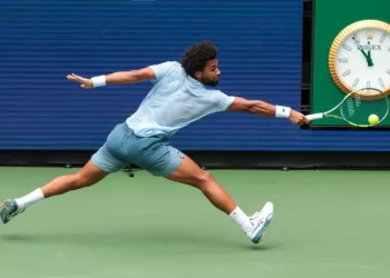 Tennis: le N.1 français Arthur Fils battu dès le 1er tour de l'US Open par Stefanos Tsitsipas 3 - Le Progrès Egyptien Tennis: le N.1 français Arthur Fils battu dès le 1er tour de l’US Open par Stefanos Tsitsipas