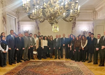 L’ambassadeur d’Égypte en France rencontre les membres de la communauté égyptienne pour s’enquérir de leur situation