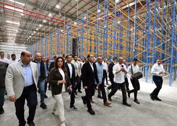 Madbouli inaugure l’entrepôt stratégique de produits alimentaires de Suez, dans le quartier d’Attaka