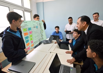 Suez: Madbouli inspecte l’école des surdoués “STEM”, après son inauguration