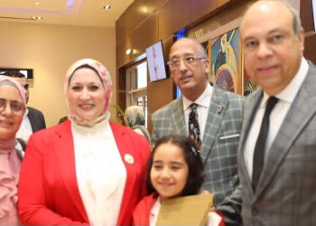 Le ministre de l'Aviation accueille la championne du «Défi arabe de la lecture» à l'aéroport du Caire 3 - Le Progrès Egyptien Le ministre de l’Aviation accueille la championne du «Défi arabe de la lecture» à l’aéroport du Caire