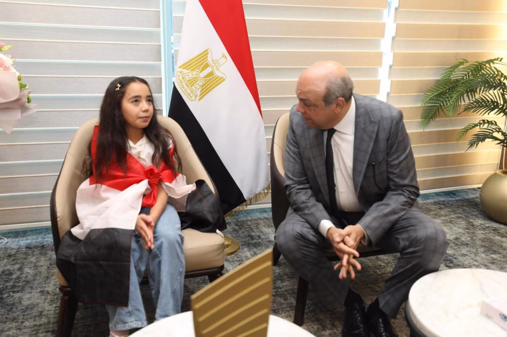 Le ministre de l'Aviation accueille la championne du «Défi arabe de la lecture» à l'aéroport du Caire 7 - Le Progrès Egyptien