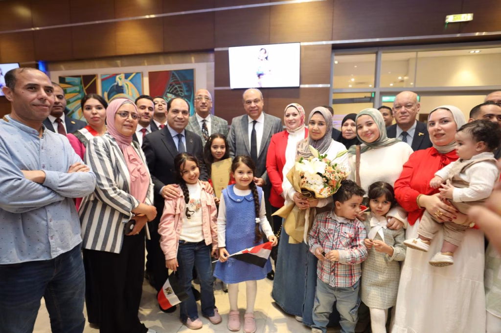 Le ministre de l'Aviation accueille la championne du «Défi arabe de la lecture» à l'aéroport du Caire 5 - Le Progrès Egyptien