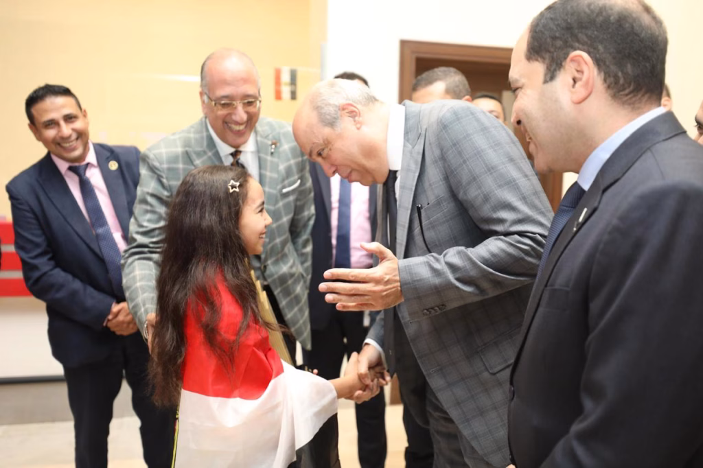 Le ministre de l'Aviation accueille la championne du «Défi arabe de la lecture» à l'aéroport du Caire 9 - Le Progrès Egyptien