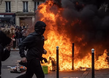 Paris : des pompiers mobilisés contre des incendies provoqués par des manifestants 4 - Le Progrès Egyptien Paris : des pompiers mobilisés contre des incendies provoqués par des manifestants