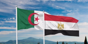Abdel-Aati examine avec son homologue algérien la promotion de la coopération et la coordination sur les questions régionales