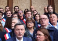 Violences en France: Élus et citoyens font “bloc” devant les mairies