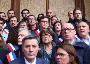 Violences en France: Élus et citoyens font “bloc” devant les mairies