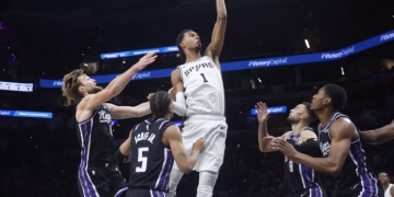 NBA : Wembanyama balaie Sacramento, les Knicks gagnent enfin